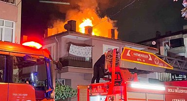 Bolu'da 3 katlı evin çatısı alev alev yandı: Mahalleli sokağa döküldü