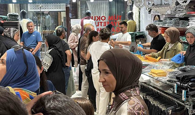Bolu'da aileler okul öncesi alışverişinde: İğne atsan yere düşmez