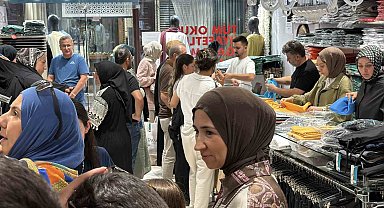 Bolu'da aileler okul öncesi alışverişinde: İğne atsan yere düşmez