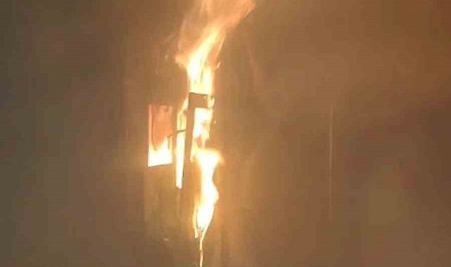 Bolu'da apartmanın elektrik panosu alev alev yandı
