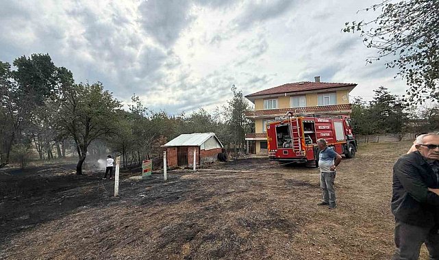 Bolu'da evlerin yanındaki alanda korkutan ot yangını