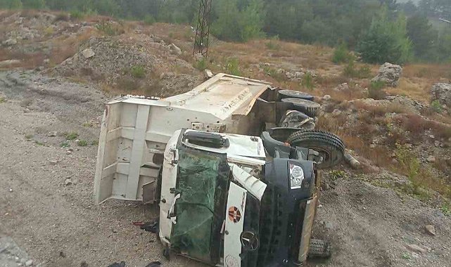 Bolu'da hafriyat kamyonu şarampole devrildi: 1 yaralı