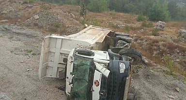 Bolu'da hafriyat kamyonu şarampole devrildi: 1 yaralı