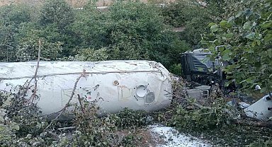 Bolu'da tır devrildi: 1 ölü, 1 yaralı