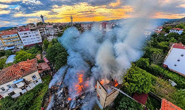 Boyabat'ta 3 katlı ahşap ev alevlere teslim oldu