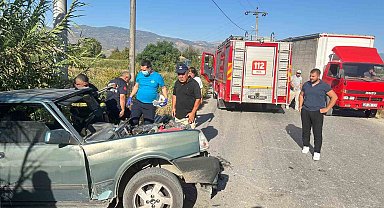 Bozdoğan'da otomobil, kamyonla çarpıştı: 1 yaralı