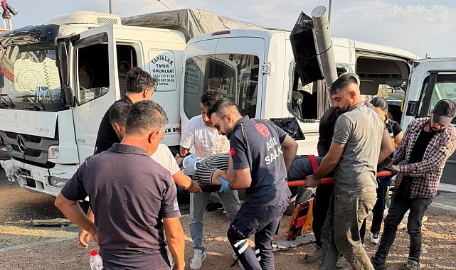 Buğday yüklü kamyon ile minibüs çarpıştı: 6 yaralı