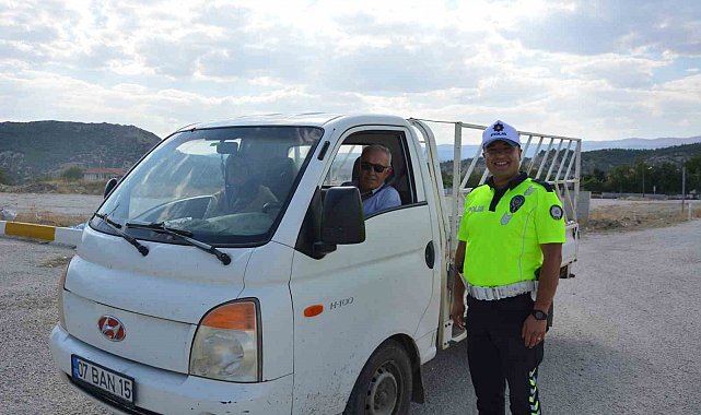 Bulaşık yıkama cezasıyla Türkiye'nin yüzünü güldüren trafik polisi konuştu: "O sıcakta gönlüm el vermedi"