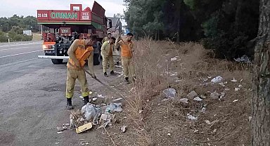 Buldan'da yol kenarındaki çöpler ateş savaşçıları tarafından temizlendi