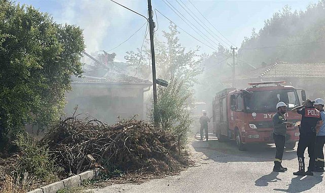 Burdur'da ev yangını: Dumanlar mahalleliyi tedirgin etti