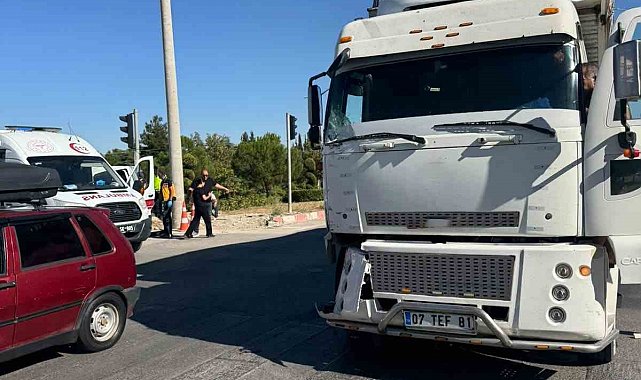Burdur'da hafif ticari araç ile kamyon çarpıştı: 4 yaralı
