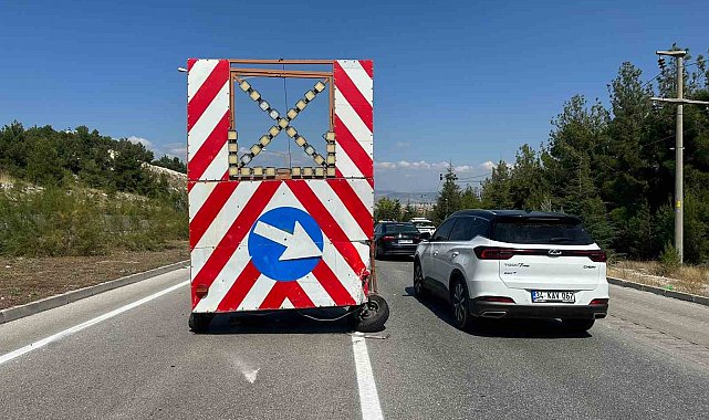 Burdur'da ticari taksi trafik yönlendirme römorkuna çarptı: 1 yaralı
