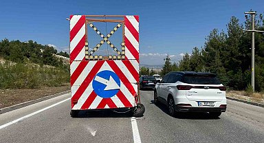 Burdur'da ticari taksi trafik yönlendirme römorkuna çarptı: 1 yaralı