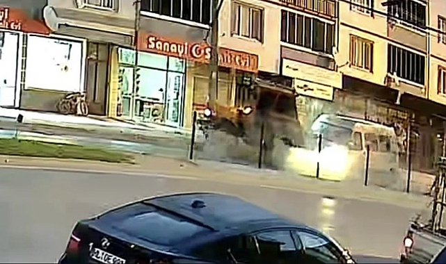 Bursa'da 10 kişinin yaralandığı kaza kameraya yansıdı