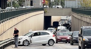 Bursa'da alt geçitte şerit değiştiren ticari araç otomobile çarptı