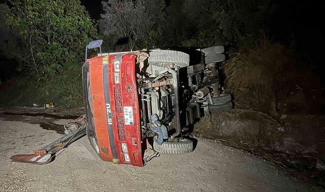 Bursa'da devrilen iş makinesinde sıkışan sürücü camdan çıkarıldı