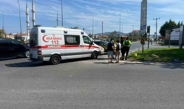 Bursa'da kavşakta iki otomobil çarpıştı: 1 yaralı