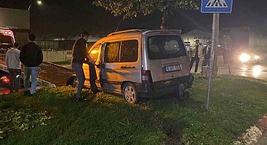 Bursa'da kontrolden çıkan araç ağaca çarptı: 2 yaralı