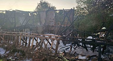 Bursa'da metruk bina alevlere teslim oldu