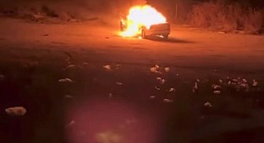 Bursa'da park halindeki otomobil alev topuna döndü