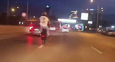 Bursa'da plakasız motosiklet sürücüsünün tehlikeli hareketi kamerada