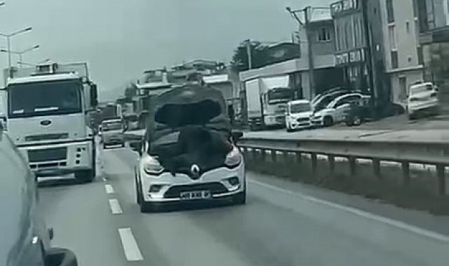 Bursa'da seyir halindeki otomobilin kaputunu açarak tamir yaptı