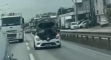 Bursa'da seyir halindeki otomobilin kaputunu açarak tamir yaptı