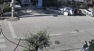 Bursa'da tır, dar sokakta dönüş yaparken giysi toplama kutusuna devirdi
