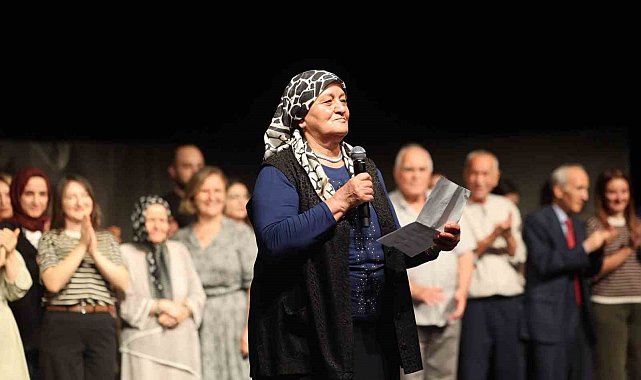 Büyüklerin tiyatro oyunu ayakta alkışlandı