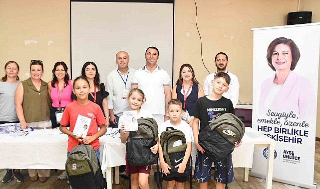 Büyükşehir Belediyesi'nden Beylikova'daki ilköğretim öğrencilerine çanta ve kırtasiye desteği