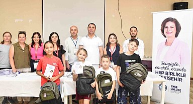 Büyükşehir Belediyesi'nden Beylikova'daki ilköğretim öğrencilerine çanta ve kırtasiye desteği