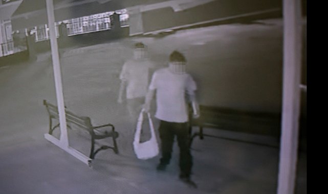 Caminin bağış kasasını devirdiler, ayakkabı çekeceğiyle para çalmaya çalıştılar