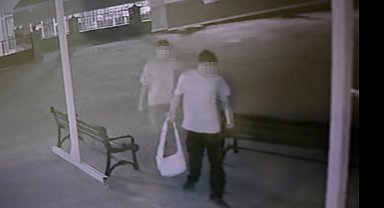 Caminin bağış kasasını devirdiler, ayakkabı çekeceğiyle para çalmaya çalıştılar
