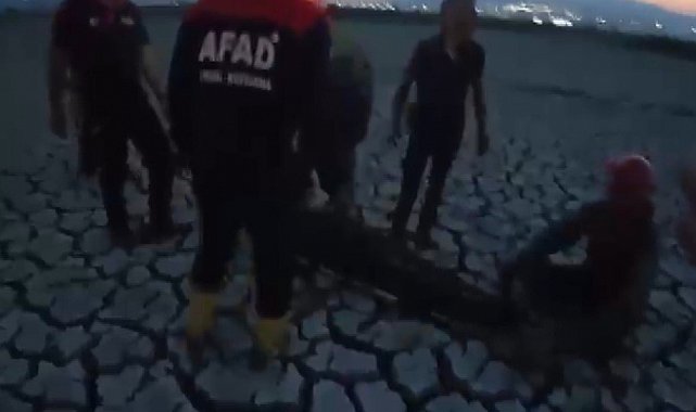 Çamura saplanarak mahsur kalan vatandaş kurtarıldı