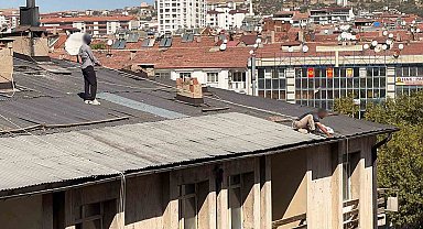 Çatıda oluk temizliği yapan şahıs, beline halat bağlayarak güvenlik önlemi aldı