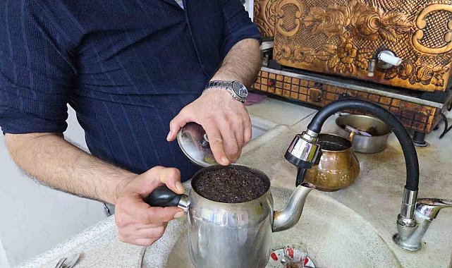 Çayın lezzet sırrı ortaya çıktı: 45 dakika bekletiyorlar, bayatlamıyor