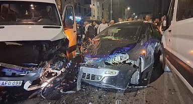 Çerkezköy'de otomobil ve minibüs çarpıştı