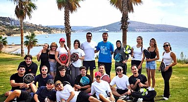 Çeşme'de üniversite öğrencileri, padel sporuyla buluştu