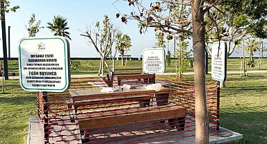 Çevre kirliliğine dikkat çekmek için vatandaşın bıraktığı pislik 'sanat eseri' olarak sergilenmeye başladı