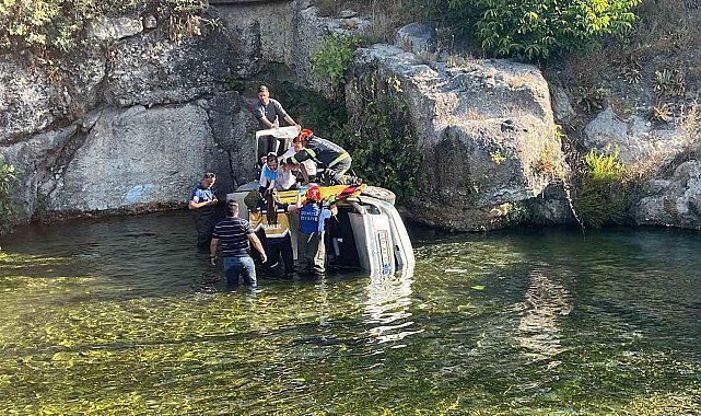 Çivril'de otomobil göle uçtu, sürücü yaralandı