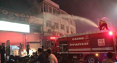 Cizre'deki galibiyet kutlamalarında 3 iş yeri ve 1 araç yandı: 1 itfaiye eri yaralandı