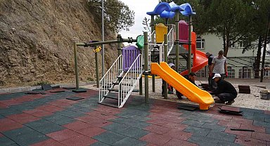 Çocuk park ve oyun alanları yenileniyor zeminleri kauçukla kaplanıyor