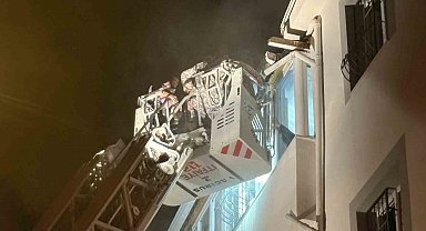 Çorum'da alevlerin sardığı apartman dairesinde mahsur kalan 7 kişi itfaiye merdiveniyle kurtarıldı