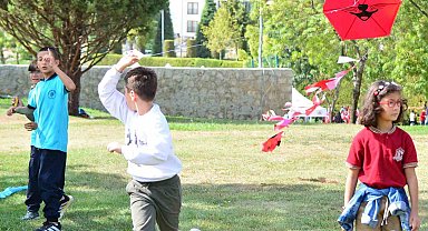 Çorum'da çocuklar, savaş bölgelerindeki akranları için gökyüzüne balon ve uçurtma bıraktı