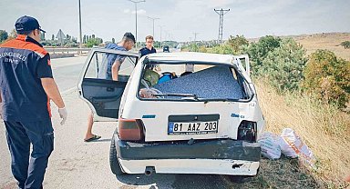 Çorum'da hafif ticari araç ile otomobil çarpıştı: 3 yaralı