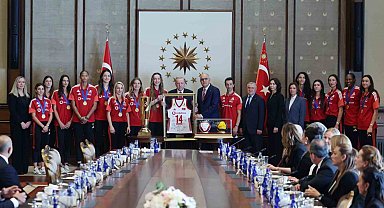 Cumhurbaşkanı Erdoğan, A Milli Kadın Voleybol Takımı ile A Milli Erkek Voleybol Takımı'nı kabul etti