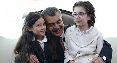 Cumhurbaşkanı Erdoğan ile şarkı söyleyen minik müzisyenlerden Bakan Tekin'e ziyaret