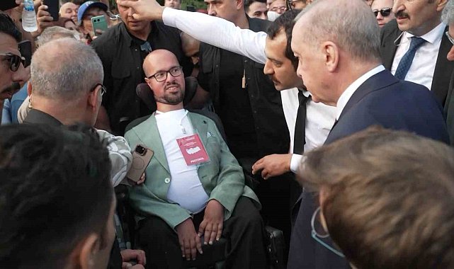 Cumhurbaşkanı Erdoğan'dan engelli gence duygulandıran jest: Otobüsü durdurup yanına gitti