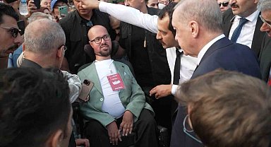Cumhurbaşkanı Erdoğan'dan engelli gence duygulandıran jest: Otobüsü durdurup yanına gitti