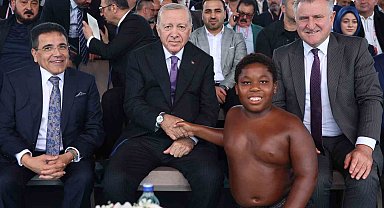 Cumhurbaşkanı Erdoğan'ın sohbet ettiği Tanzanyalı minik güreşçi, o anları anlattı